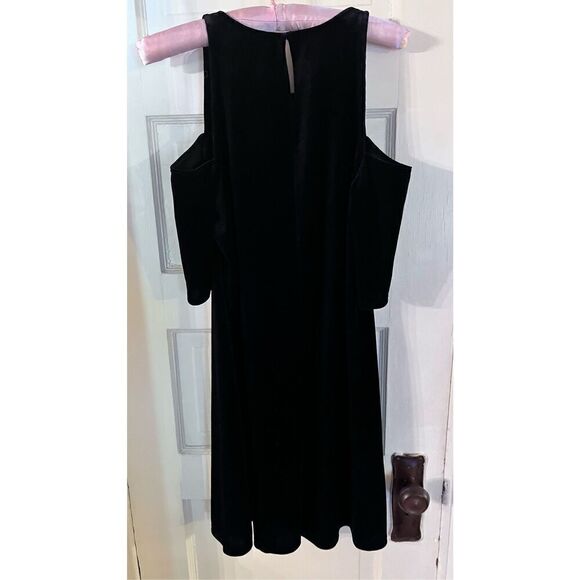 BCBGENERATION BLACK VELOUR COLD SHOULDER DRESS SIZE SMALL NEW - Picture 5 of 10